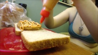 GTS mangia un panino con un minuscolo interno