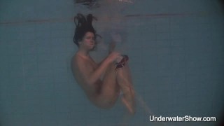 Underwater Show 娜塔莉亚的色情水下表演
