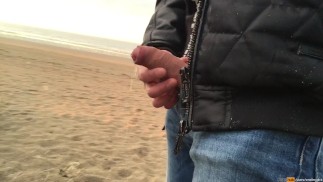 男孩在做肮脏的事情在公共场合炫耀