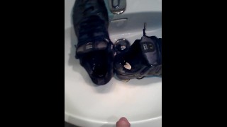 Piss in smelly shox