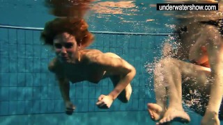 Underwater Show 两个性感的业余爱好者在水下炫耀自己的身体