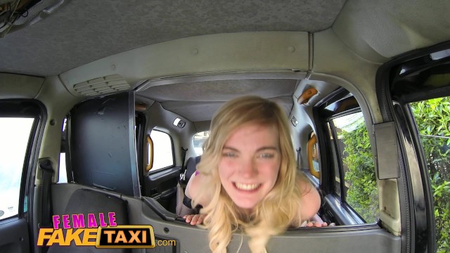 Студентка Fake Taxi Post лижет свою первую мокрую киску