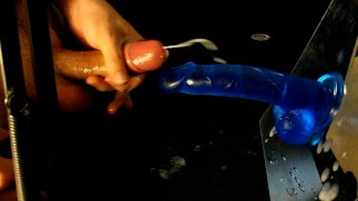 Трахаюсь со своим фаллоимитатором и сильно трахаюсь с ним