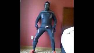 Frogman trägt orangefarbene adidas Fußballschuhe wichst im Hotelzimmer