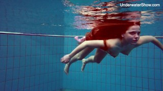 Рыжая Симонна показывает свое тело под водой