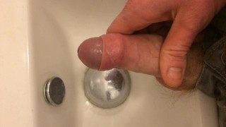Быстрая игра с собой в ванной комнате приятеля (без спермы)