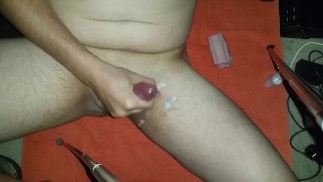 射在大腿上。精液覆盖的双射精。
