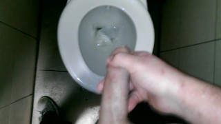 Masturbando e ejaculando em um banheiro público