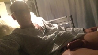 Masturbandome en el hospital- al lado de mis roomies