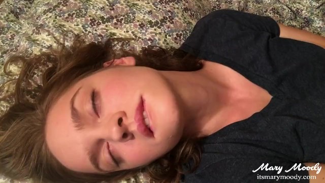 美人過ぎる小柄な海外金髪ロリ少女が密かに一人エッチで感じるメス顔を撮影