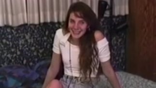 Старый чувак долбит молодую киску раком