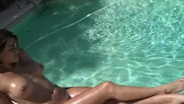 Belle brunette française avec son cul bien mouillée dans la piscine par Vic Alouqua