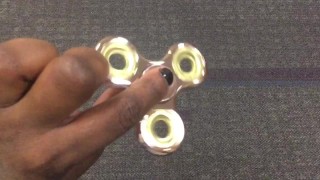 Gewoon mijn Ebony mollig lichaam aanraken met mijn gouden fidget spinner