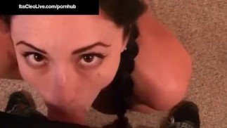 Cam Queen Его Клео сосет член парня из пиццы и лижет его яйца!