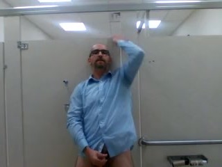 Masturbando no Banheiro Público