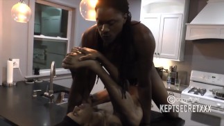 ПОРНОЗВЕЗДА ХОЛЛИВУД ПОЛУЧАЕТ СВОЮ БОЛЬШУЮ ПОПУ ОТ ЧУВАКА С БОЛЬШОЙ ГОЛОВОЙ