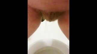 女孩站着撒尿