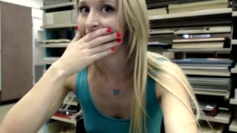 Ginger Banks casi atrapado Naked en la biblioteca