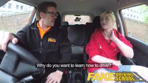 芸術学生のためのFake Driving School後部座席の猫の潮吹きと中出し