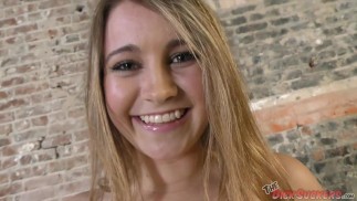 Schüchternes Mädchen saugt ab! - Kinsley Eden
