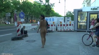 Une fille folle Nicole Naked dans les rues publiques