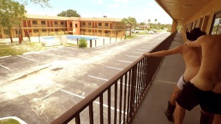 TwoLongHorns follando en el balcón público del motel arriesgado a pelo amateur vaquero