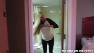 Prachtige Samantha Saint hangt rond in haar hotel