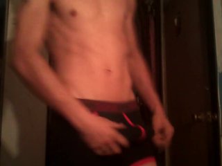 joven prendido con la polla parada