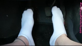 Witte sneaker sokken in de auto ** Pedaal pompen **