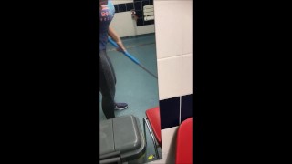 Devenir coquine dans les vestiaires de la piscine