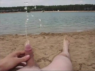 JONGEN PISS OP OPENBAAR STRAND TSJECHISCH