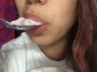 Чувственные звуки поедания йогурта ASMR с моими губами, сосущими член