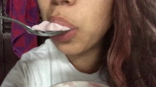 ASMR sensuele yoghurt etende geluiden met mijn lulzuigende lippen
