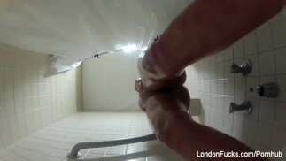 Лондон Киз принимает душ со своего горячего тела в гостиничном номере