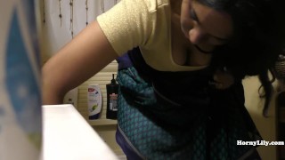 Empregada Doméstica Do Sul Da Índia Limpando E Tomando Banho