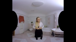 Real estate agent Selvaggia gets fucked after examining a house