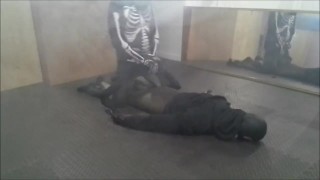 esqueleto con traje de neopreno