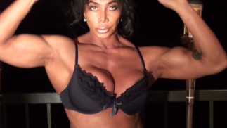 Эротический танец во внутреннем дворике и сгибание грудных мышц от LDR