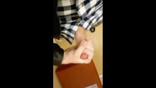 在公共场合在皮夹克上摩擦公鸡