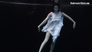 Underwater Show 穿着白色连衣裙的红发美女