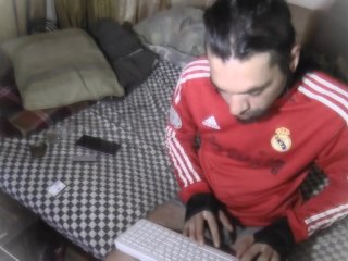 Chico se traga su_propia esperma en un show de_webcam