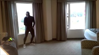 mascarado com meias se masturbando nas janelas do quarto de hotel