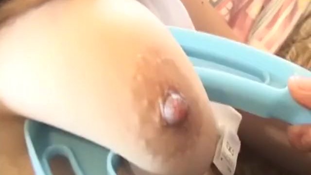 ボーイッシュな巨乳お姉さんが洗濯バサミで乳首を攻められてエロ顔