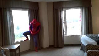 Spiderman trekt zich af bij het raam van het hotel