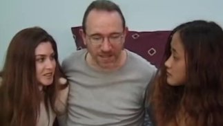 Klassische Damen Cockriding älterer Kerl im Trio