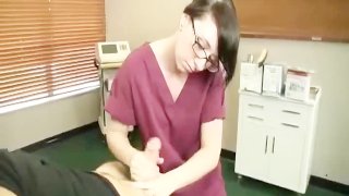 Enfermera jovencita se masturba una polla enorme