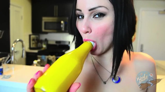 Naked In Public: Veruca Loves Hotdogs