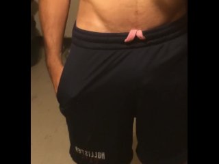 Hombre grabándose mostrando su rico bulto en short