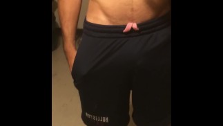 Hombre grabándose mostrando su rico bulto en short