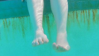 Dedos de agua | Moviendo los dedos del pie en el agua | Pies y dedos de lo